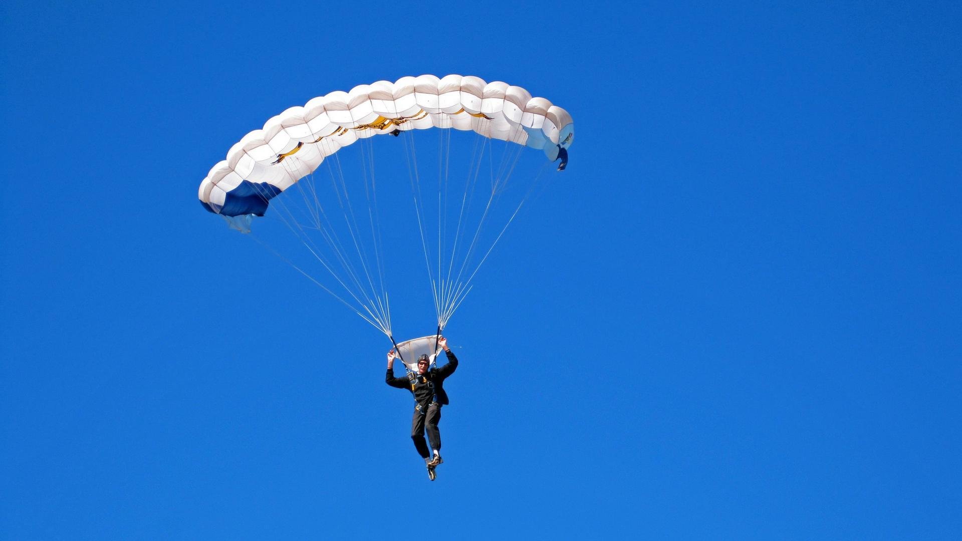 米兰app体育下载-MotoGP日本站马奎斯再登领奖台，展现顽强拼搏，马奎斯摩托车比赛视频